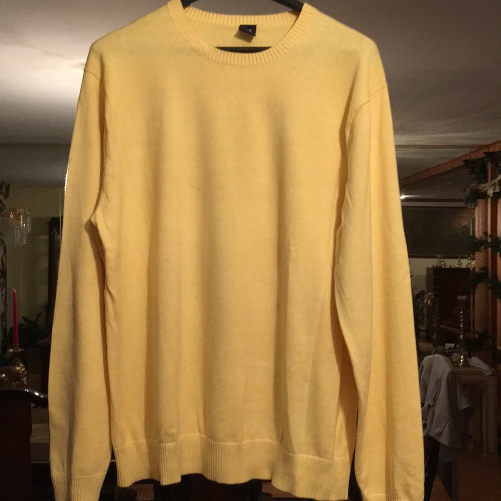 Men’s yellow sweater excellent condition